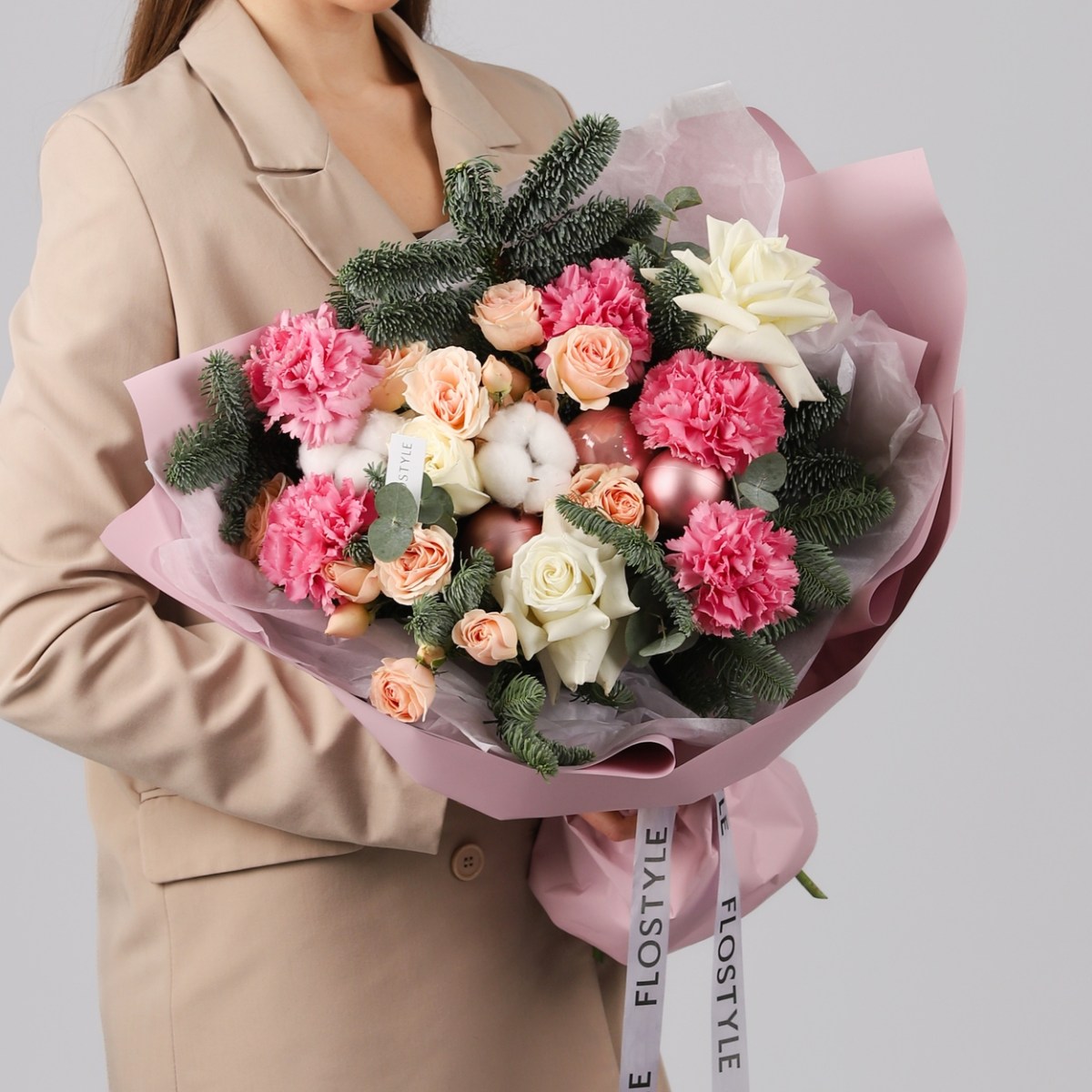 zimnij avtorskij buket s datskoj elyu i cvetami 4